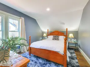 18 Mi to Skiing: Colorful Home in Springfield!
