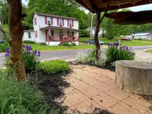 Cozy Riverfront Mountain Home in West Virginia. Pet/Family Friendly. Sleeps 10.