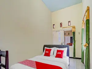 Bromo Family Guest House
