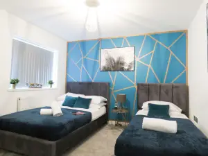 Tudors ESuites 4 Bedroom House with Garden