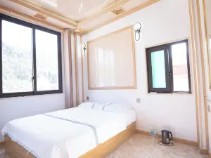 Quyenly Motel