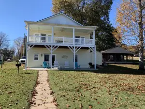 Beautiful lakefront home W/Breathtaking  view