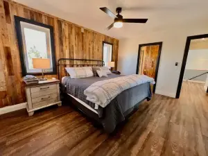 Luxurious pet friendly 4-bedroom cottage in Coe Hill with year round hot tub