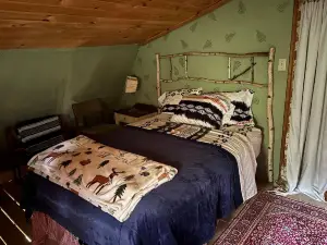 Delightful cordwood cabin -Westmore near Burke Mtn, Lake Willoughby - Jay Peak.