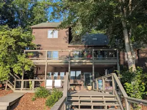 Smith Mountain Sunrise: Waterfront Party Deck, Great Water Views, Pet Friendly