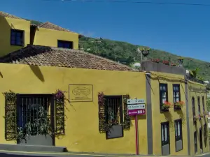 Holiday Home to the Street with Big Kitchen