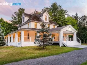 1850 Catskills Farmhouse on 8 Acres in E. Durham