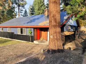 Updated Rustic Retreat Cabin Walk to Payette Lake