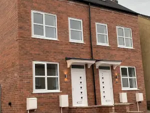 3 Bedroom New House with Wi-Fi Sleep 5 by Home Away from Home