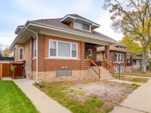 Chic Forest Park Home w/ Patio - 10 Mi to Chicago