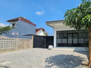 Guest House Saqeena Syariah Near Blitar Park RedPartner