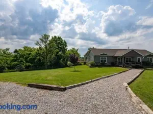 80 Acre Retreat with Pool - Minutes to Ark - Sleeps 15