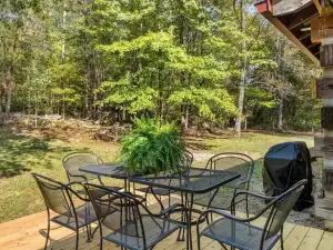 Privacy and peace at the cozy Cabin. Family friendly and pet friendly