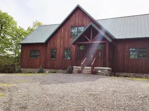 Exquisite home overlooking Lake Raystown Resort and minutes to the water !