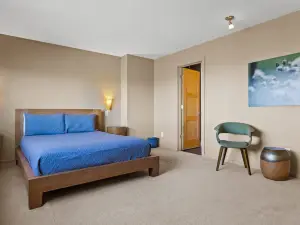 Stunning Mountain Views and Game Room - Inviting Cabin Retreat