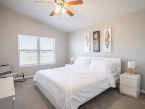 VILLA VERBENA - Sleek 3 BD in Pekin