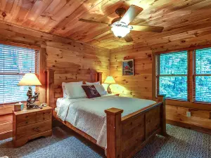 Hot Tub and Breathtaking Long-Range Views - Cozy Charming Retreat
