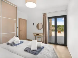 Villa Chriselia - 3 Bedrooms with Sea Access