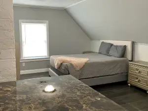The Wheel of Fortune Duplex- 8Br Free Parking, Minutes from Falls & Casino