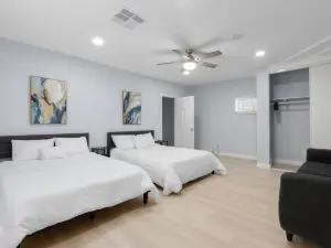 4BR Modern Home - Private Backyard - BBQ Grill - WIFI
