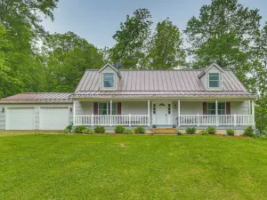 2 Mi to Woodbury Wildlife Area Cozy Farmhouse!