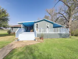 Riverside Texas Retreat w/ Wraparound Porch!