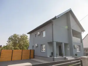 4 bedroom holiday home with pool