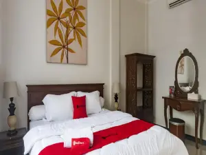 RedDoorz Syariah Plus Near Trans Studio Cibubur