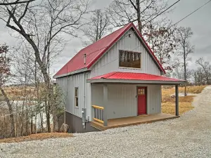 Cozy East Bernstadt Cabin w/ Porch + Fishing Lake!