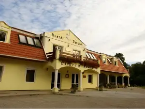 Huszar Panzio es Etterem