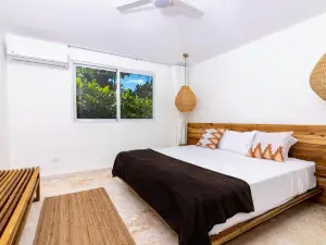 Oceanfront Suite with Kitchenette – Stunning Views & Secluded Luxury