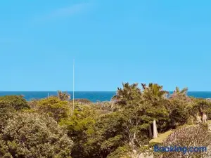 Breeze & Bliss Beach House 300m Walk to the Beach!