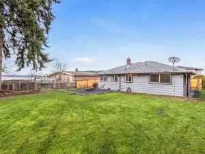 Lakeview Home in Renton, Walk to Beach, AC, Fenced
