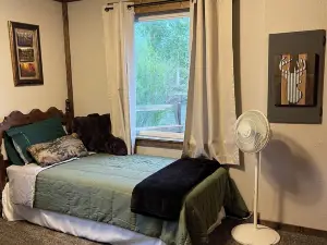 Mackay Bunkhouse - Beautiful home with large deck right on the Big Lost River