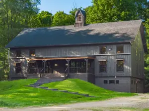 Luxury Barn Retreat near Mohican River