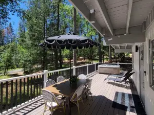 Villa Nosoni-Nestled between trees near Lake Shasta.