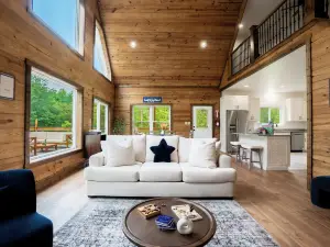 Stunning Home Near Nolin Lake: Hot Tub + Fire Pit!