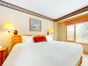 Ski-in/ski-out ski chalet w/shared hot tub, pool, balcony, WiFi, central A/C