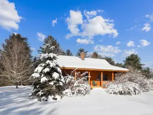 Mountain View Retreat - Cozy Log Cabin with Grill & Deck