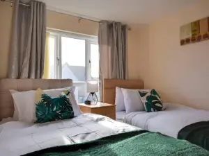 Runcorn-House-Sleeps6-Parking-Garden