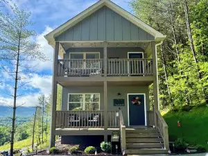 Ideal Location & Mountain Views: Chattanooga Home!