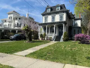 1 Br Private Victorian Apt in Convenient City Location on 5 Acre, Sleeps 4
