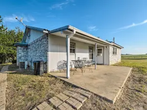 9 Mi to Belton Lake Home with Fire Pit and Patio
