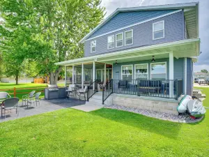 Bright Shawano Lake Oasis - Walk to Boat Launch!