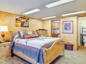 2 Mi to Main Street: Mtn-view Escape in Lander!
