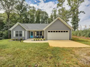 Pet-friendly Home in Monroe: Deck, Grill & Yard!