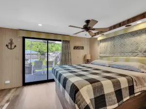 Luxurious Five Bedroom Houseboat Retreat on Center Hill Lake