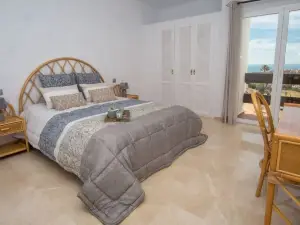 Modern 2 Bed ,2 Bathroom Refurbished Apartment , Outstanding Sea and Golf Views