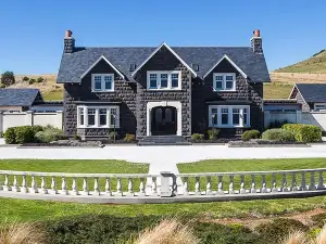 Larnach Lodge & Stable Stay