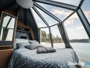 Arctic Lake Experience Oulujärvi Igloos